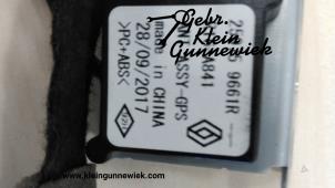 Usagé Antenne GPS Renault Megane Prix € 15,00 Règlement à la marge proposé par Gebr.Klein Gunnewiek Ho.BV