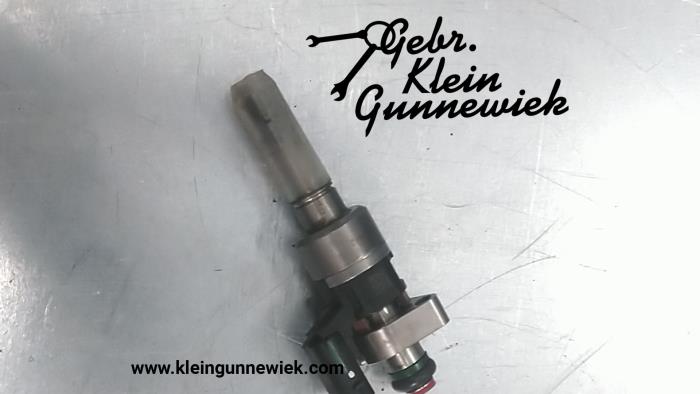 Injector (petrol injection) from a Opel Astra 2017