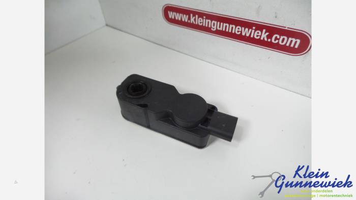 Używane Rózne Tesla Model 3 Cena € 57,00 Procedura marży oferowane przez Klein Gunnewiek Autodemontage & Motorentechniek