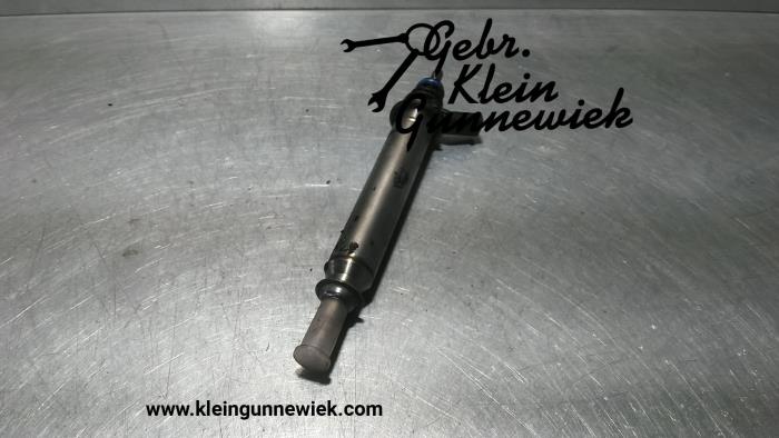 Injector (petrol injection) from a Mercedes GLA-Klasse 2017