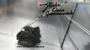 Gebrauchte Türschlossmechanik 4-türig links vorne Volkswagen Touran Preis € 35,00 Margenregelung angeboten von Gebr.Klein Gunnewiek Ho.BV