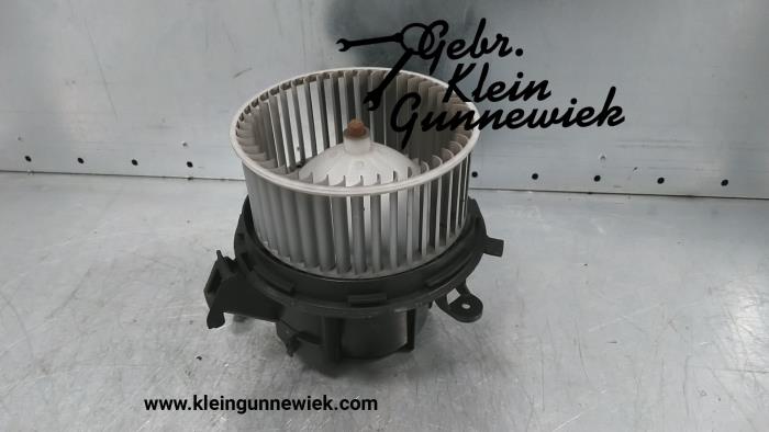 Heating and ventilation fan motor from a Mercedes E-Klasse 2009
