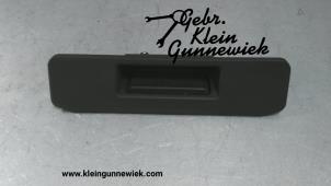 Używane Uchwyt tylnej klapy Mercedes GLC-Klasse Cena € 30,00 Procedura marży oferowane przez Gebr.Klein Gunnewiek Ho.BV