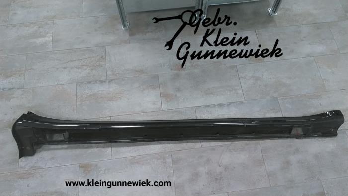 Side skirt, right from a Porsche Panamera 2012