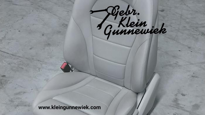 Seat, left from a Mercedes GLC-Klasse 2015