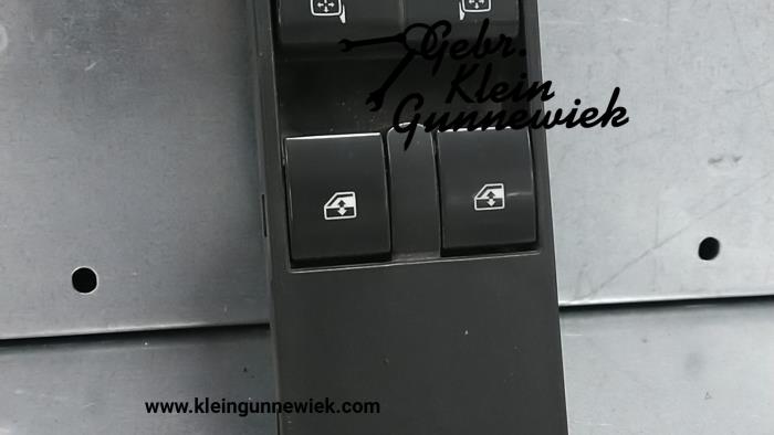 Multi-functional window switch from a Opel Astra 2006
