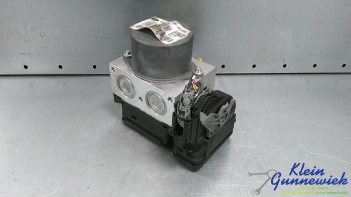 Używane Pompa ABS Ford S-Max Cena € 15,00 Procedura marży oferowane przez Klein Gunnewiek Autodemontage & Motorentechniek