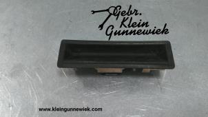 Używane Uchwyt tylnej klapy Audi A8 Cena € 25,00 Procedura marży oferowane przez Gebr.Klein Gunnewiek Ho.BV