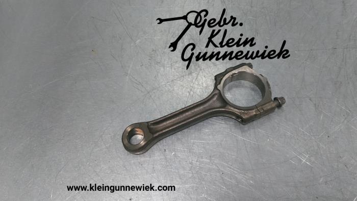 Connecting rod from a Opel Astra 2012