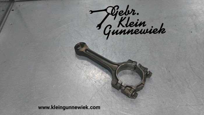 Connecting rod from a Opel Karl 2016