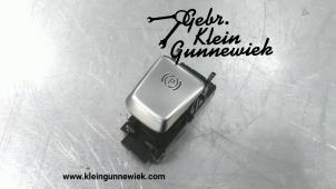 Usados Interruptor de freno de mano Mercedes E-Klasse Precio € 25,00 Norma de margen ofrecido por Gebr.Klein Gunnewiek Ho.BV