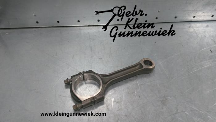 Connecting rod from a Opel Astra 2014
