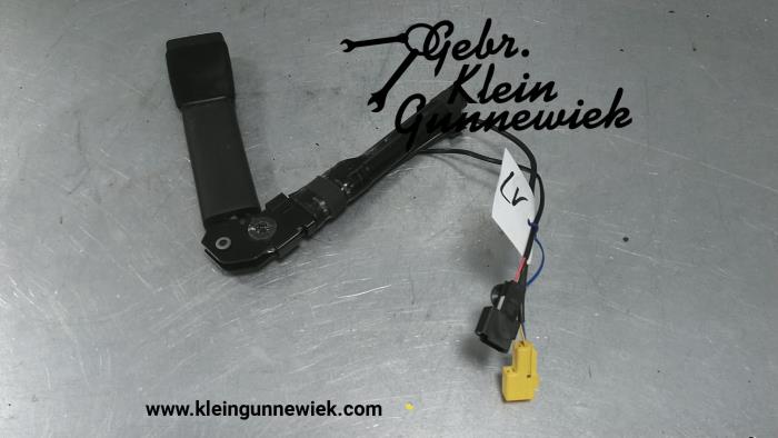 Seatbelt tensioner, left from a Opel Meriva 2012