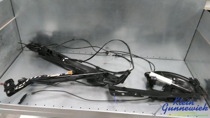 Convertible roof hinge