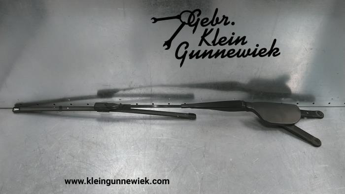 Front wiper arm from a Mercedes GLE-Klasse 2020
