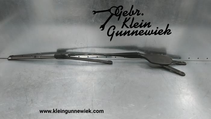 Front wiper arm from a Mercedes GLE-Klasse 2020