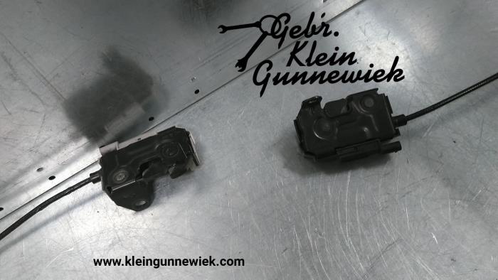 Schlossmechanik Motorhaube van een Mercedes GLE-Klasse 2020
