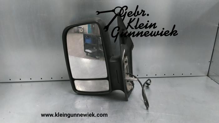 Außenspiegel links van een Volkswagen Crafter 2011