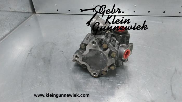 Power steering pump from a Mercedes 207 - 410 2001