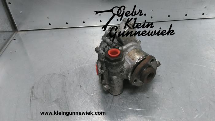 Power steering pump from a Mercedes 207 - 410 2001
