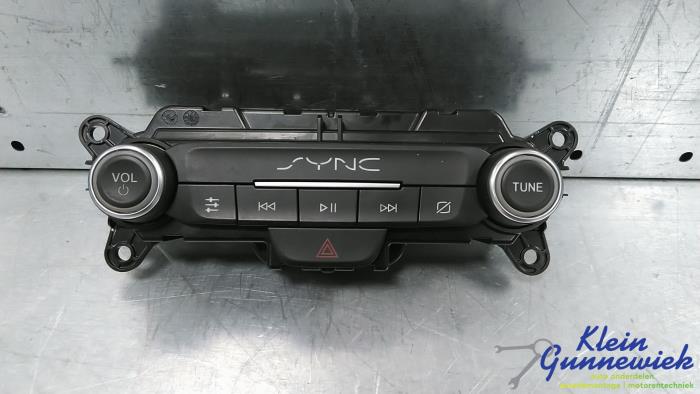 Używane Panel obslugi radia Ford Transit Connect Cena € 40,00 Procedura marży oferowane przez Klein Gunnewiek Autodemontage & Motorentechniek