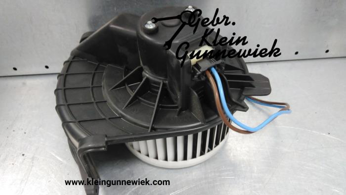 Heating and ventilation fan motor from a Opel Movano 2020