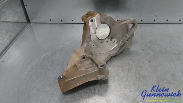 Usagé Support dynamo bas Volkswagen Crafter Prix € 52,00 Règlement à la marge proposé par Klein Gunnewiek Autodemontage & Motorentechniek