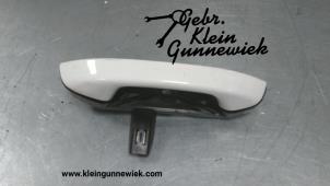 Używane Uchwyt drzwi prawych tylnych wersja 4-drzwiowa Volkswagen Caddy Cena € 25,00 Procedura marży oferowane przez Gebr.Klein Gunnewiek Ho.BV