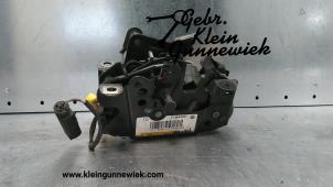 Używane Mechanizm zamka pokrywy silnika BMW 520 Cena € 85,00 Procedura marży oferowane przez Gebr.Klein Gunnewiek Ho.BV