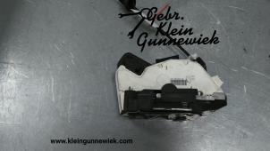 Gebrauchte Türschlossmechanik 4-türig rechts vorne Skoda Octavia Preis € 50,00 Margenregelung angeboten von Gebr.Klein Gunnewiek Ho.BV