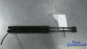 Begagnade Gasfjäder, motorhuv, vänster Skoda Octavia Pris € 25,00 Marginaltabell erbjuds av Klein Gunnewiek Autodemontage & Motorentechniek