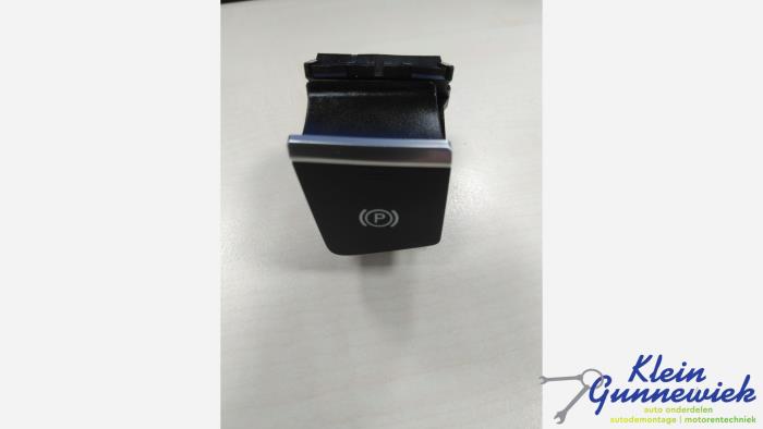 Używane Przelacznik hamulca postojowego Audi A4 Cena € 20,00 Procedura marży oferowane przez Klein Gunnewiek Autodemontage & Motorentechniek