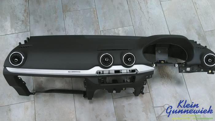Usados Salpicadero Audi Q2 Precio € 125,00 Norma de margen ofrecido por Klein Gunnewiek Autodemontage & Motorentechniek