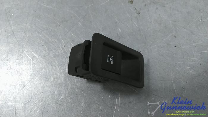 Używane Sterowanie dachu cabrio Audi A5 Cena € 20,00 Procedura marży oferowane przez Klein Gunnewiek Autodemontage & Motorentechniek