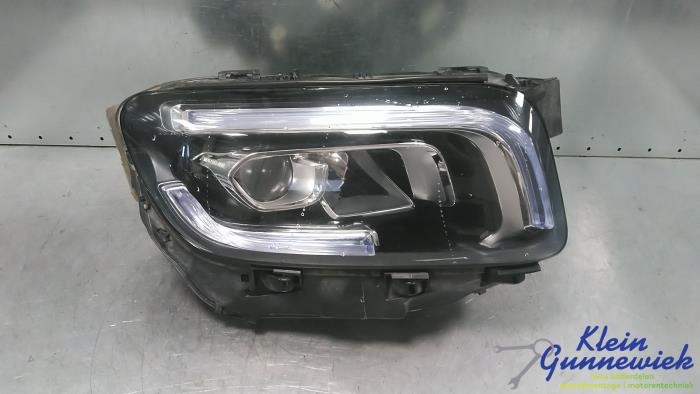 Używane Reflektor prawy Mercedes GLB-Klasse Cena € 650,00 Procedura marży oferowane przez Klein Gunnewiek Autodemontage & Motorentechniek