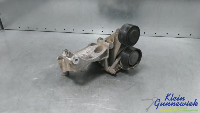 Usagé Support dynamo bas Mercedes Vito Prix € 45,00 Règlement à la marge proposé par Klein Gunnewiek Autodemontage & Motorentechniek