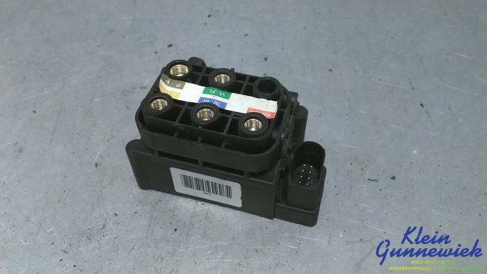 Gebrauchte Ventilblock hydraulisch Mercedes C-Klasse Preis € 186,00 Margenregelung angeboten von Klein Gunnewiek Autodemontage & Motorentechniek