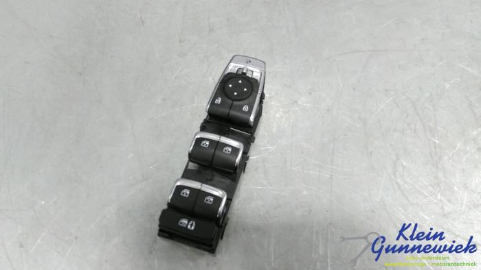 Usados Interruptor combinado de ventanillas Kia Sorento Precio € 125,00 Norma de margen ofrecido por Klein Gunnewiek Autodemontage & Motorentechniek