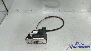 Begagnade Dörrlåsmekanism, 2-dörrars, vänster Opel Corsa Pris € 35,00 Marginaltabell erbjuds av Klein Gunnewiek Autodemontage & Motorentechniek
