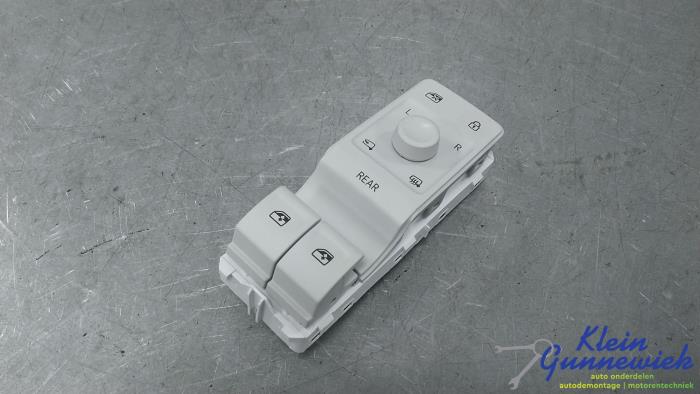 Usados Interruptor combinado de ventanillas Volkswagen ID.3 Precio € 44,00 Norma de margen ofrecido por Klein Gunnewiek Autodemontage & Motorentechniek
