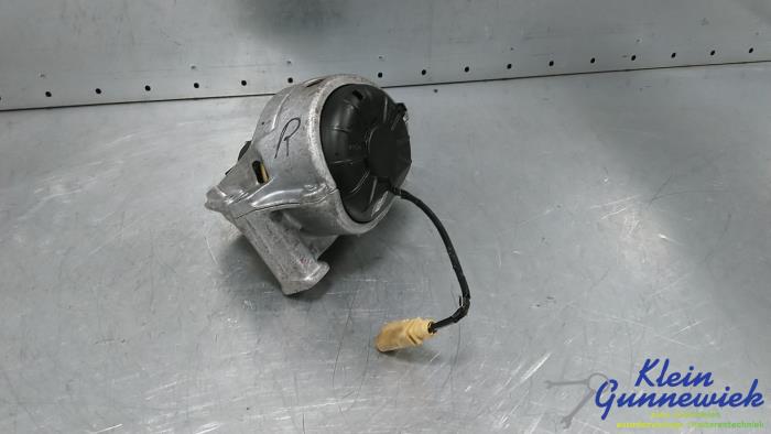 Engine mount from a Audi Q5 2015