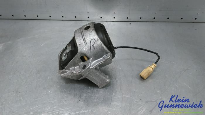 Engine mount from a Audi Q5 2015