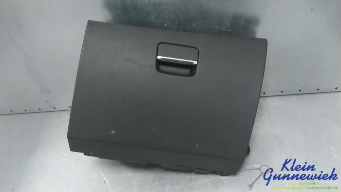 Begagnade Handskfack Mercedes CLA Pris € 85,00 Marginaltabell erbjuds av Klein Gunnewiek Autodemontage & Motorentechniek