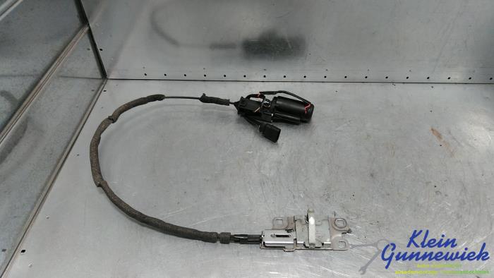 Używane Silnik rygla tylnej klapy Audi A8 Cena € 52,00 Procedura marży oferowane przez Klein Gunnewiek Autodemontage & Motorentechniek
