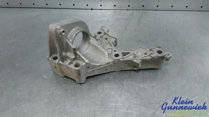 Engine mount Mercedes CLA (Used)