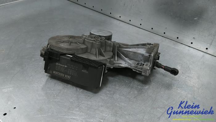 Używane Silnik rygla tylnej klapy Mercedes C-Klasse Cena € 67,00 Procedura marży oferowane przez Klein Gunnewiek Autodemontage & Motorentechniek
