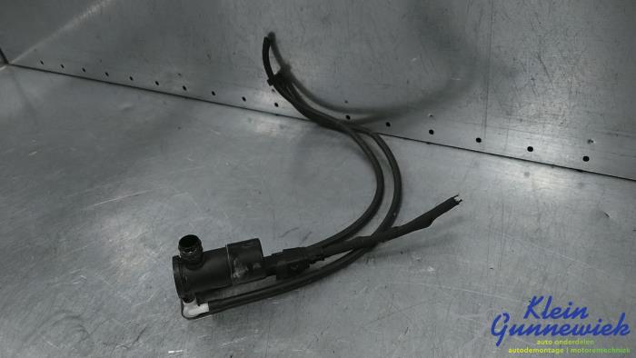 Używane Pompa spryskiwacza przód Renault Kangoo Cena € 25,00 Procedura marży oferowane przez Klein Gunnewiek Autodemontage & Motorentechniek