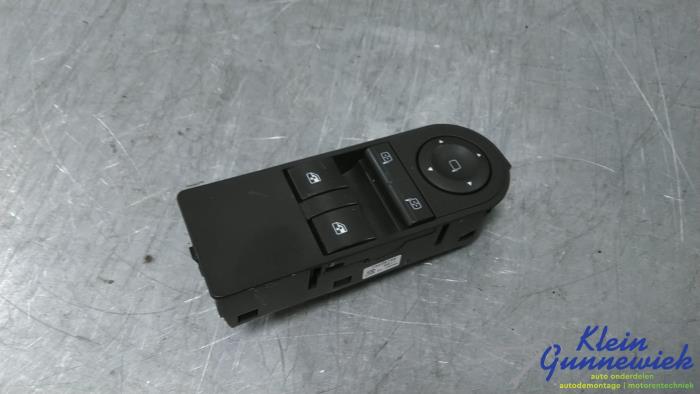 Usados Interruptor combinado de ventanillas Opel Zafira Precio € 40,00 Norma de margen ofrecido por Klein Gunnewiek Autodemontage & Motorentechniek