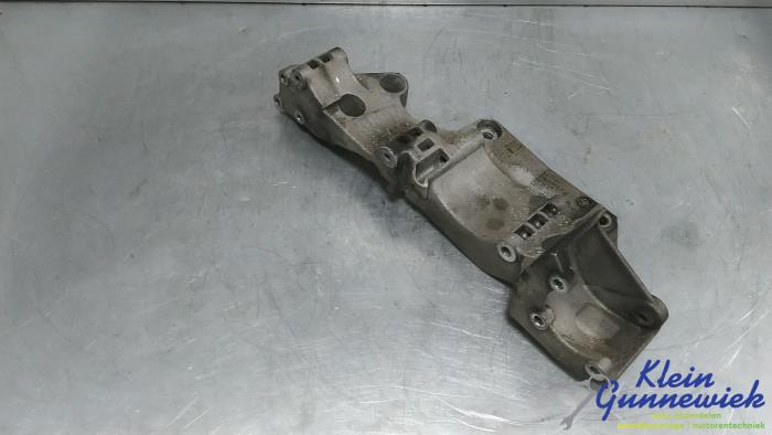 Usagé Support dynamo bas Volkswagen Golf Prix € 18,00 Règlement à la marge proposé par Klein Gunnewiek Autodemontage & Motorentechniek