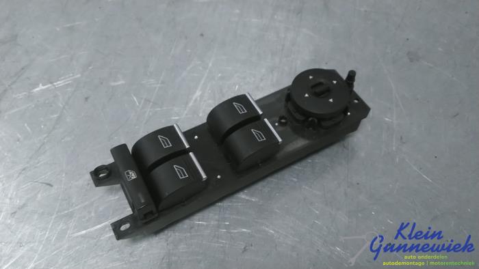 Usados Interruptor combinado de ventanillas Ford Focus Precio € 28,00 Norma de margen ofrecido por Klein Gunnewiek Autodemontage & Motorentechniek